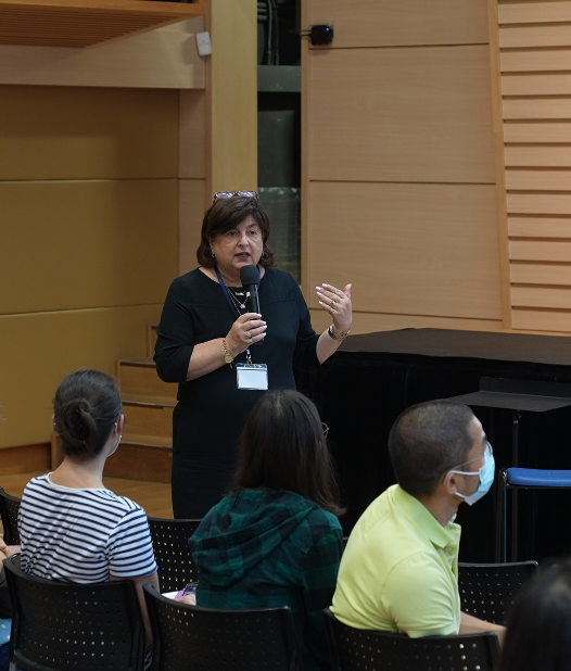 Carmel School校長Rachel Friedmann介紹學校課程。