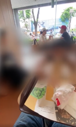 兩兄弟更出手動該客人的餐盤,甚至拍枱。