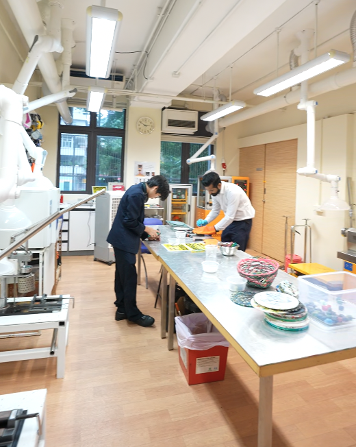 校內有一間專作塑膠再造的課室。