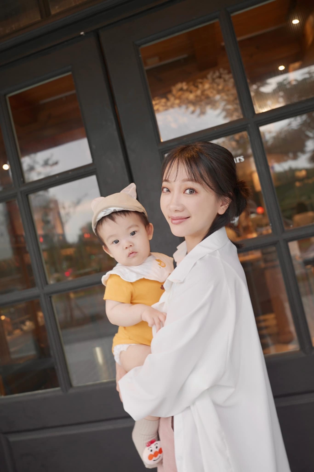 友人見其兒子可愛,立刻上手搓兒子臉頰。