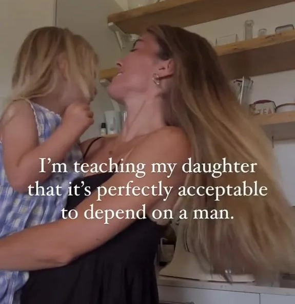 母親指女兒要侍奉丈夫和生小孩作為最大樂趣