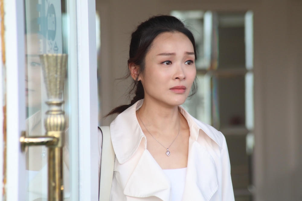 得知家姐欺騙女兒生母已經死亡後，她悲痛萬分。