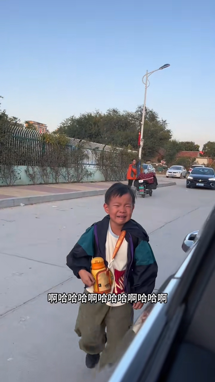 網民紛紛表示媽媽是：「用魔法打敗魔法」。