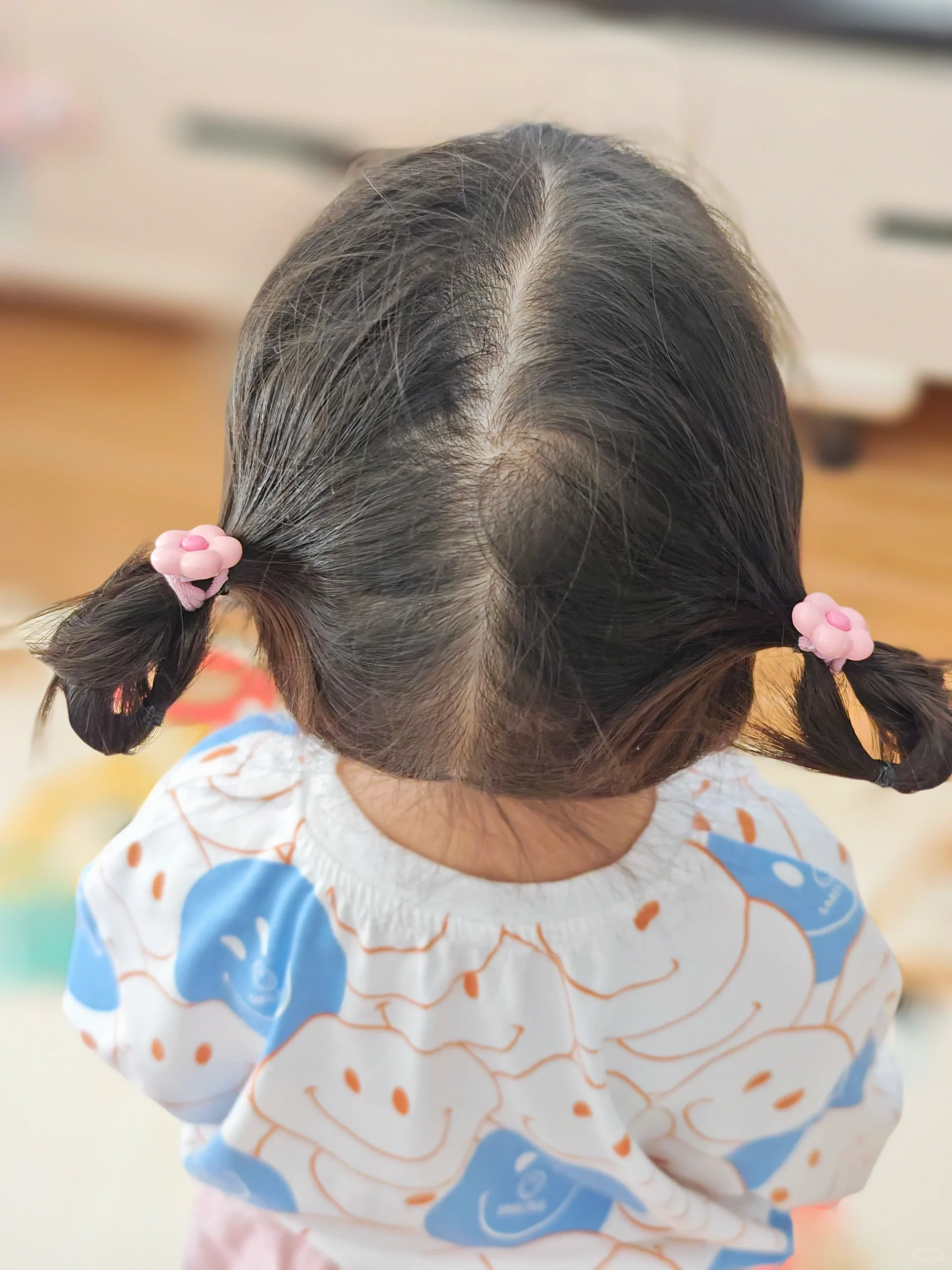 鄰居編的雙丸子頭。