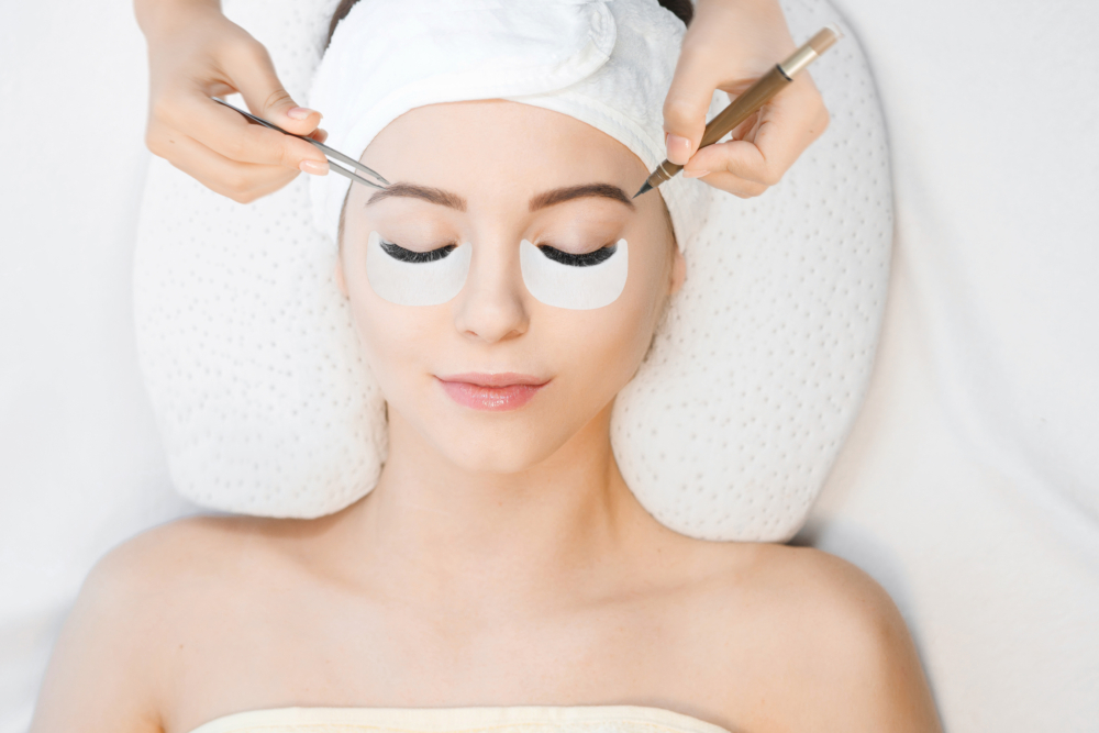 老師因做了霧眉、霧唇與美睫，被家長誤會化妝