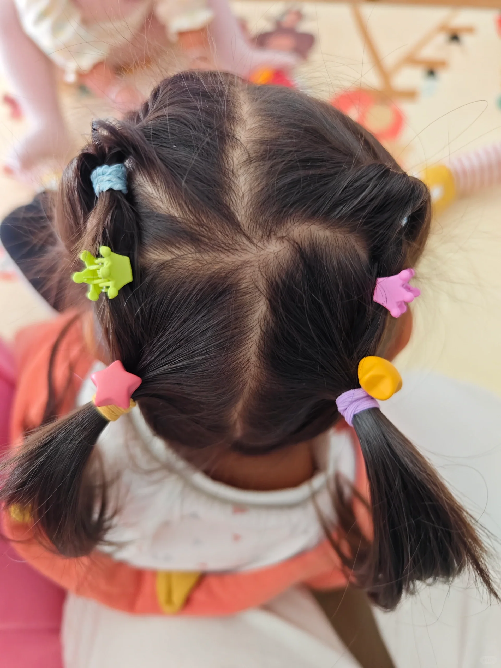 該名媽媽親自給女兒編髮。