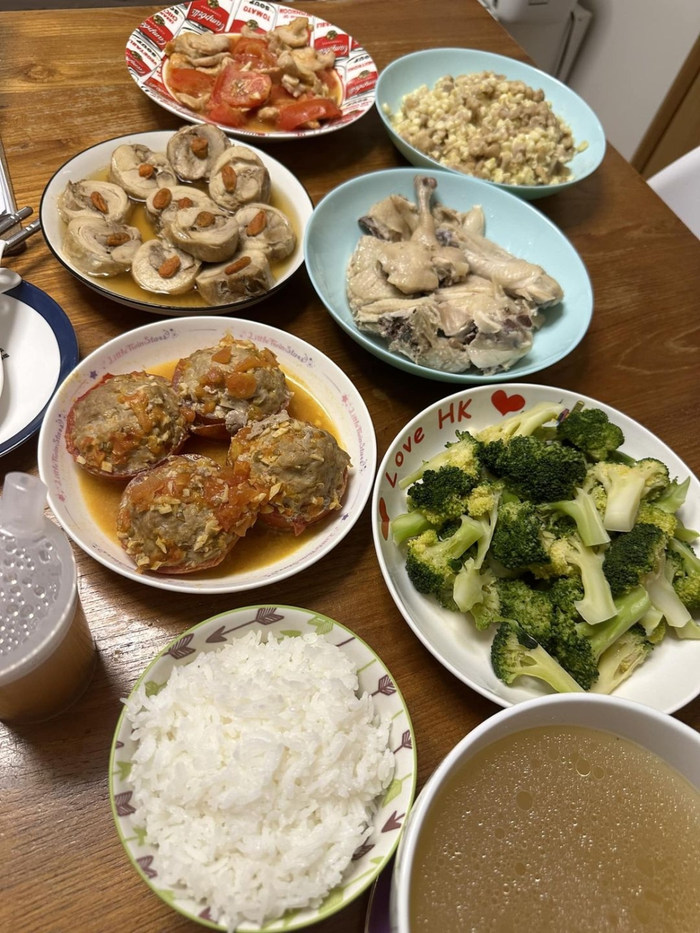 產後的孫慧雪努力進補。