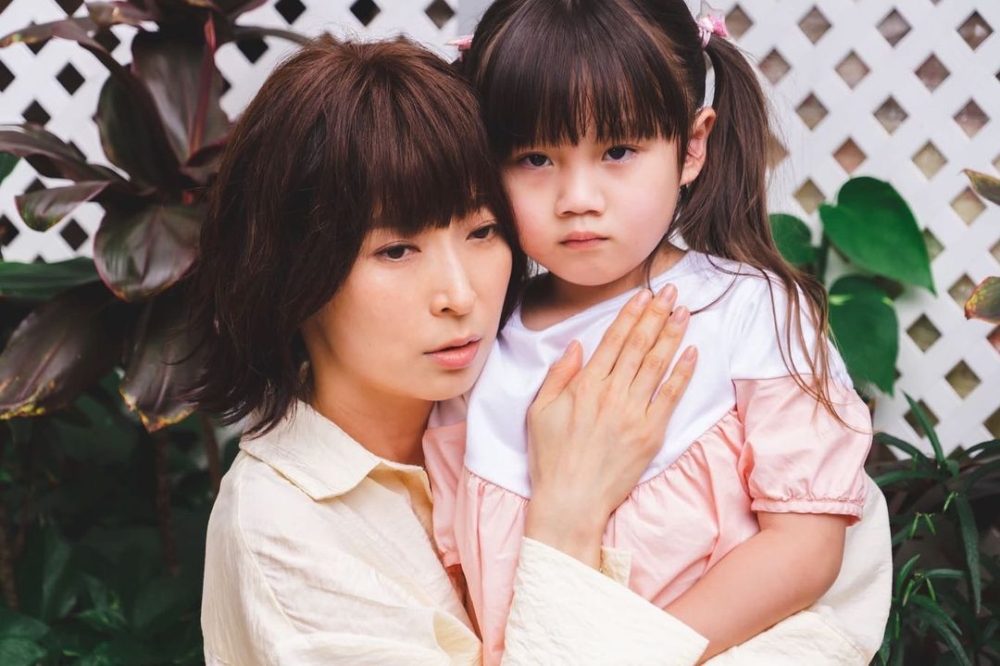 網民同情孩子遇到不負責任的媽媽。