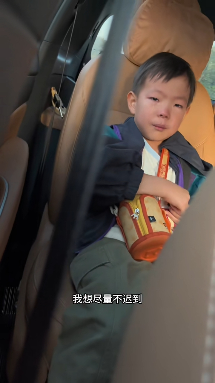 該名媽媽想出一個方法，並聯同老師用同樣方法對付兒子，第二日兒子立即改正了壞習慣。