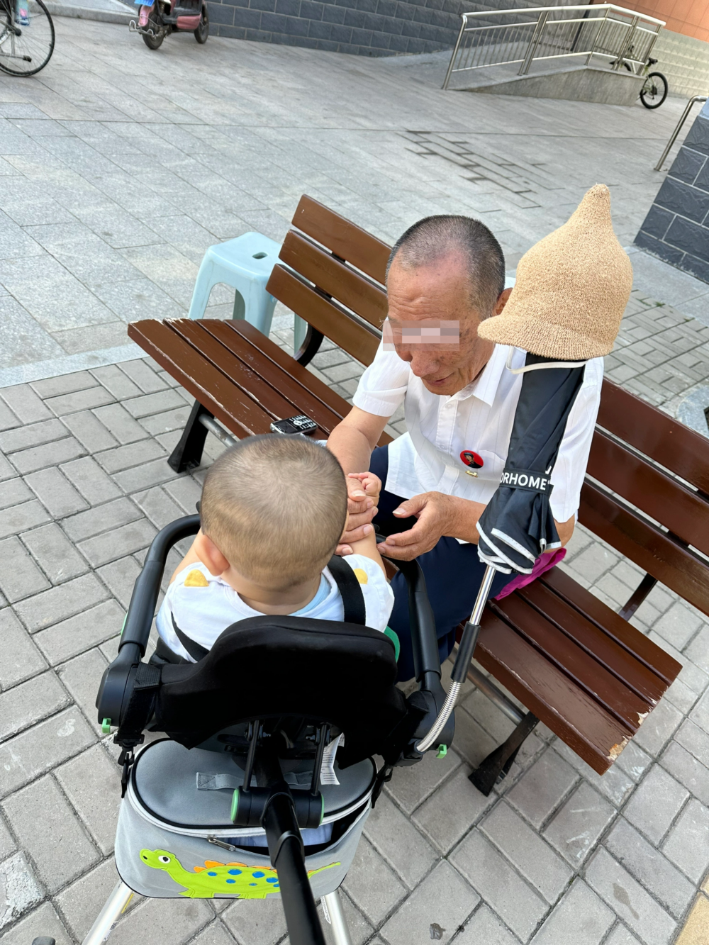 住進老人院後，媽媽也經常帶BB外出社交。