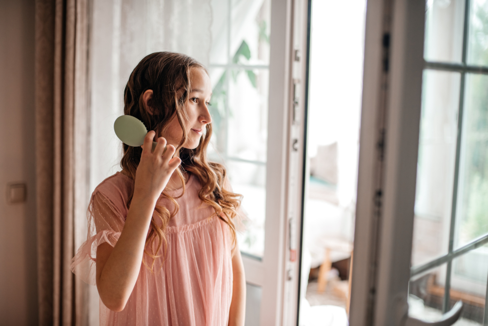 外國博主媽媽分享女兒因來不及梳頭髮而情緒崩潰的事件。