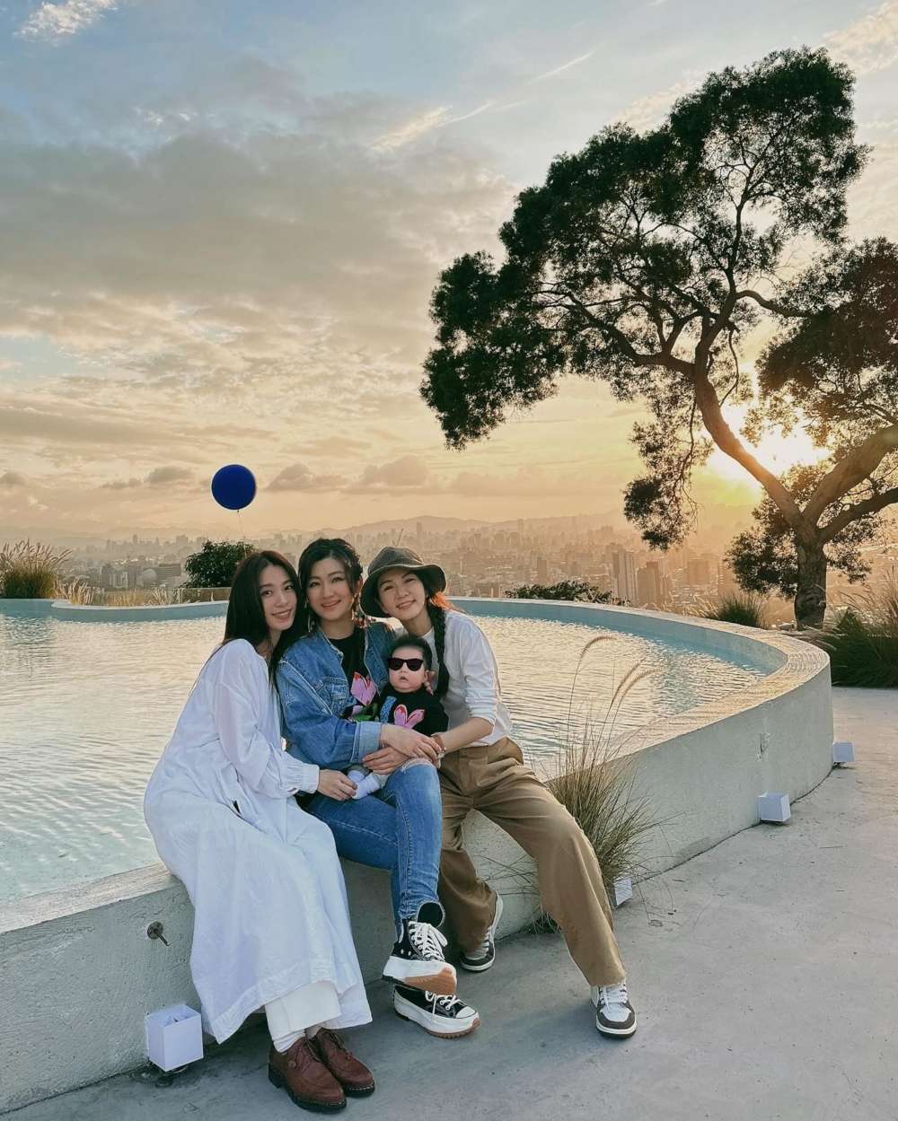 好姐妹Hebe和Ella合體湊仔。