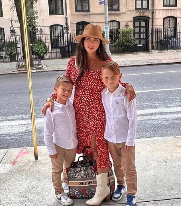 Lzzy指，在她任職顧問的丈夫去上班後，她便要做家務和照顧2個孩子。