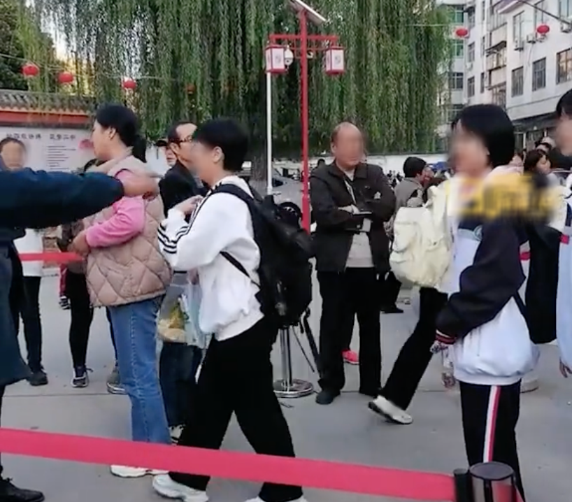 內地一間中學要求女學生必須剪露耳短髮,否則不能進校門。