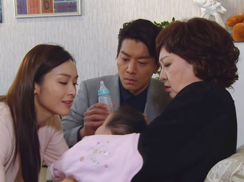 一名剛生下龍鳳胎的媽媽分享指，奶奶接兩個孫回家時非常開心，但在9小時後，對方臉上笑容不再。