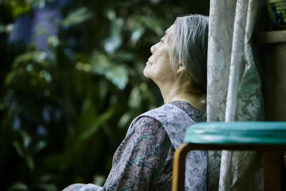 看到對方現時會到街上賣玉蘭花，她感嘆：「看來是真的日子過不下去了」。