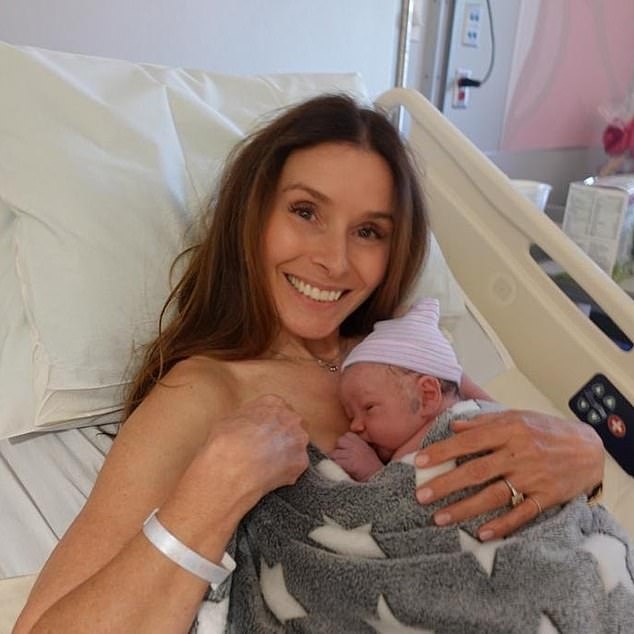 Renee 以剖腹產的方式生下女兒。