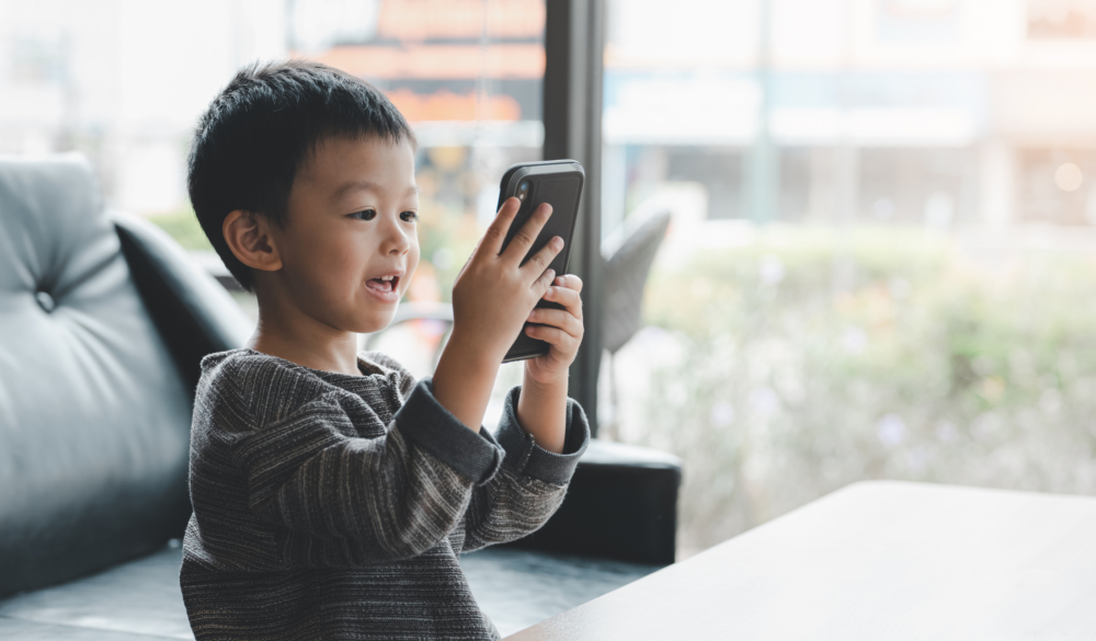 小朋友小小年紀就手機成癮。