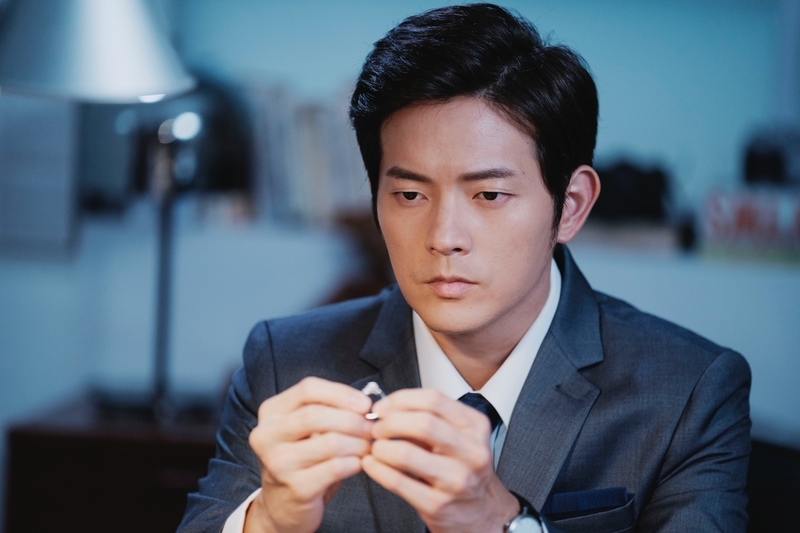 當兩人釣魚到天黑返回卡車時，男朋友遞上一個戒指盒說：「這應該會讓你高興」。