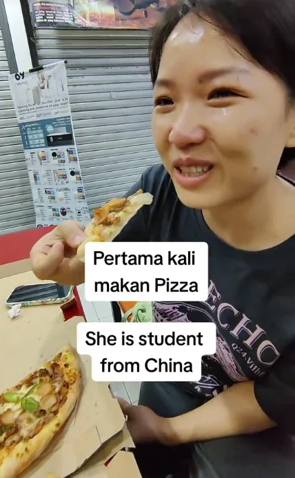 影片中，周雨紫邊吃邊激動落淚。