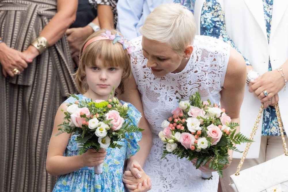 Princess Gabriella更外向和有自信。