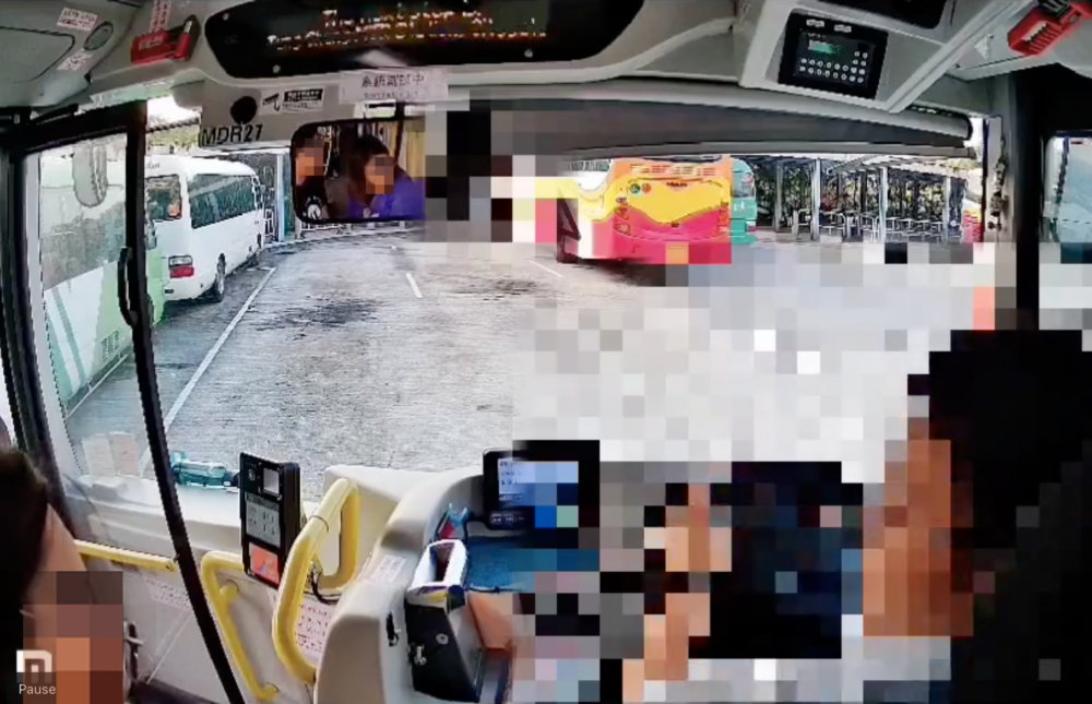 少年母親和車長互相指責。