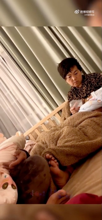 奶奶攰到無表情。