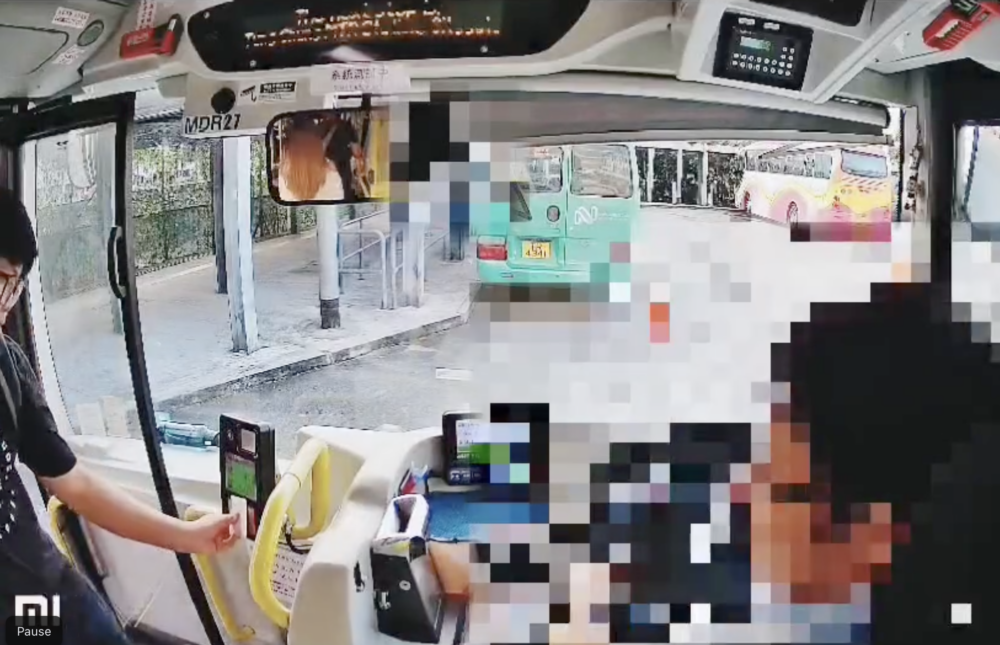 黑衣少年使用小童八達通乘車。