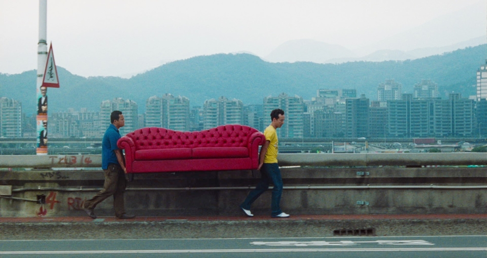 主角移居後生活受挫，一張被遺棄路邊的紅沙發，引發兩人夢想，打算搬回去打造一個屬於他們的天堂