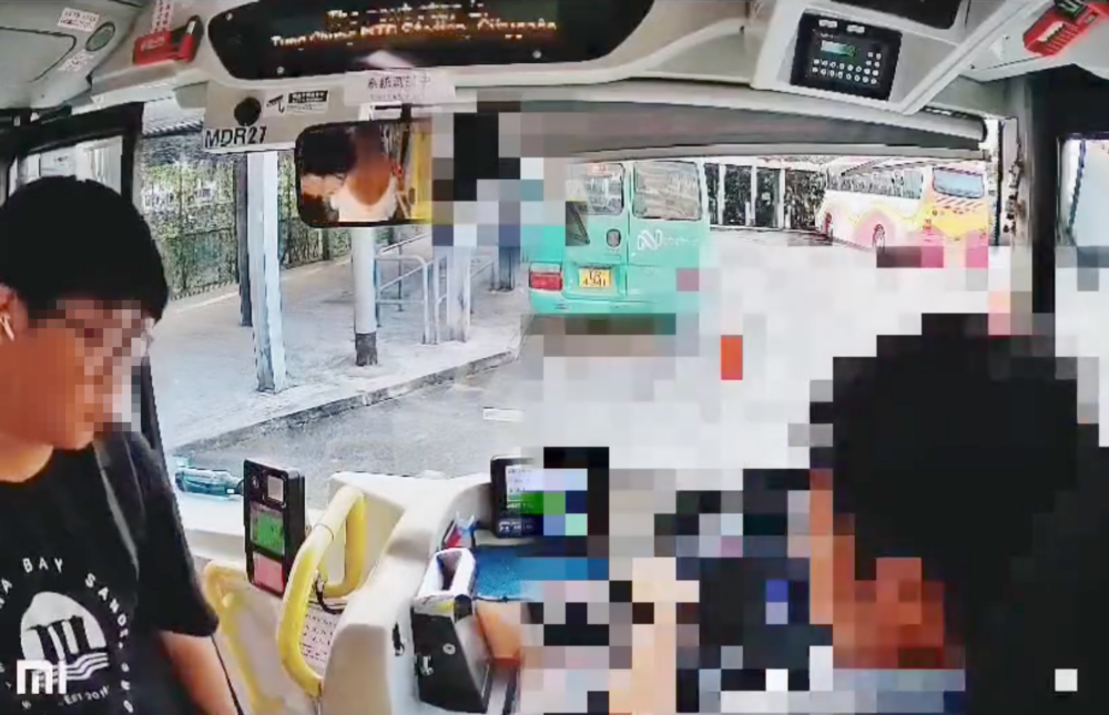 少年遭車長追問年齡。