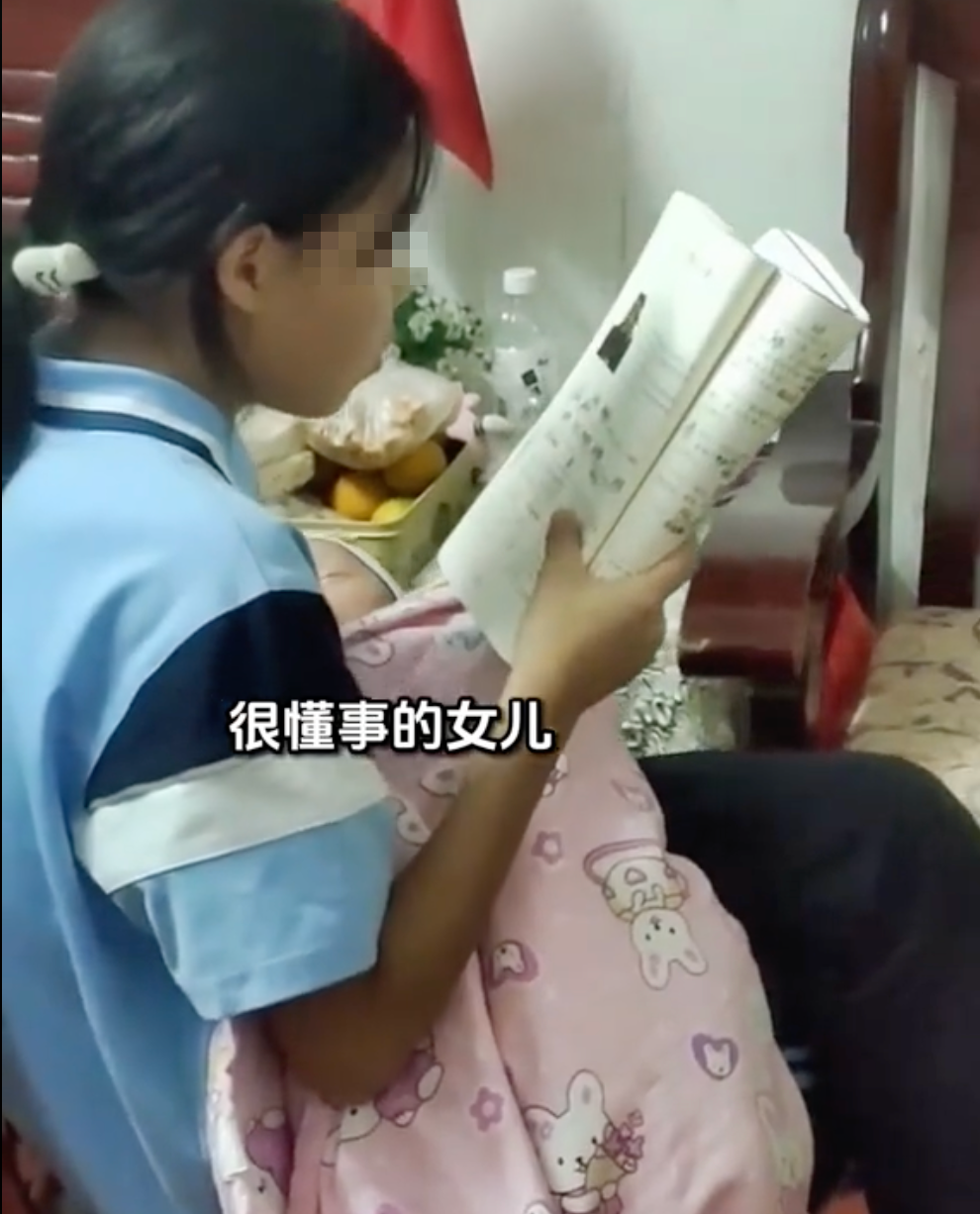 懂事的女兒會幫忙照顧弟弟。