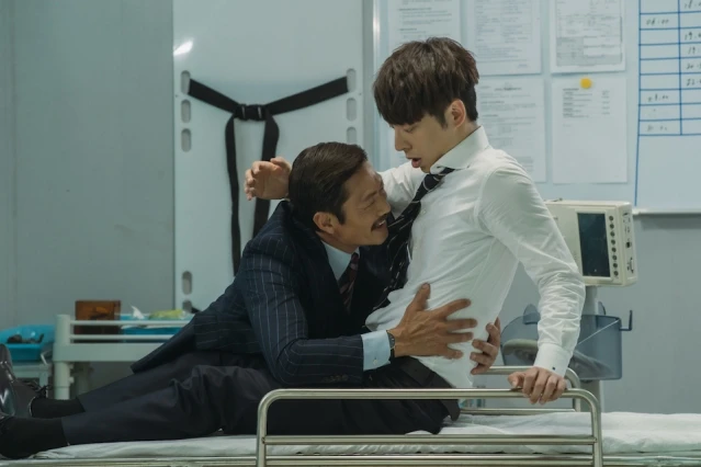 不少網民猜測該名人夫是同性戀。