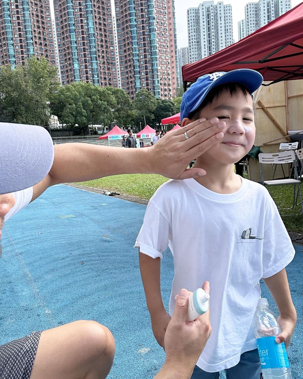 幫兒子塗防曬。
