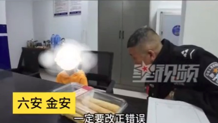 警察了解情況後，一邊安撫小朋友情緒，一邊勸導。
