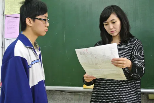 樓主認為，老師令學生在學習的道路越行越遠。