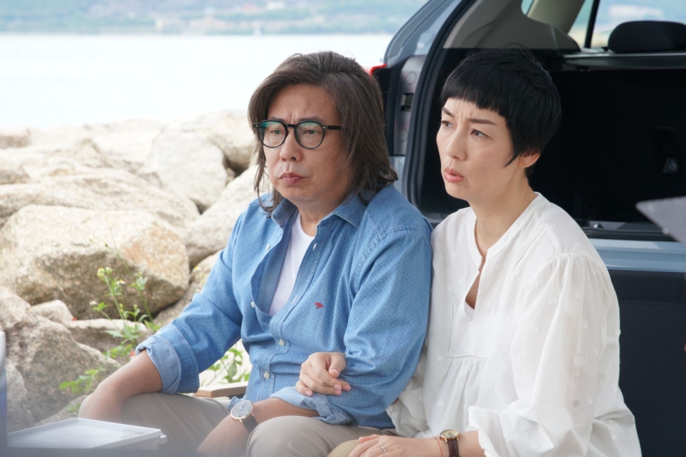 為了解決婆媳不和,事主丈夫想出一個方法,就是畀錢