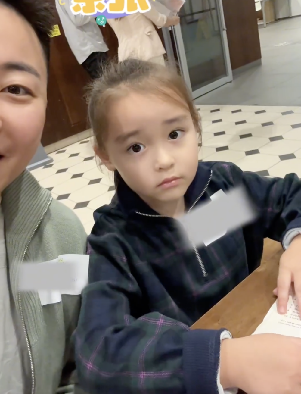 葉海洋陪Doris到香港面試國際學校。