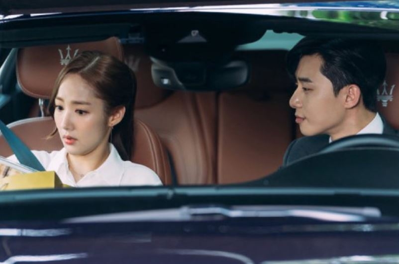 太太看到要扣牌的帳單,非常生氣。