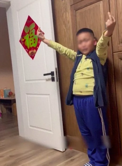 父親罰兒子比中指一小時