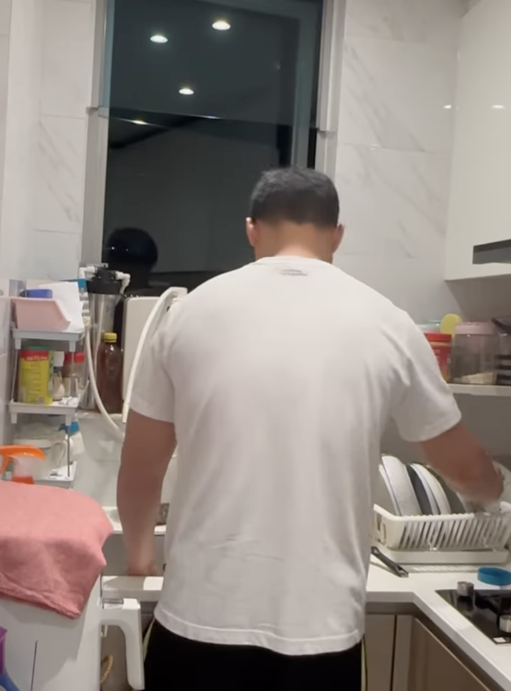 Coffee老公洗碗。