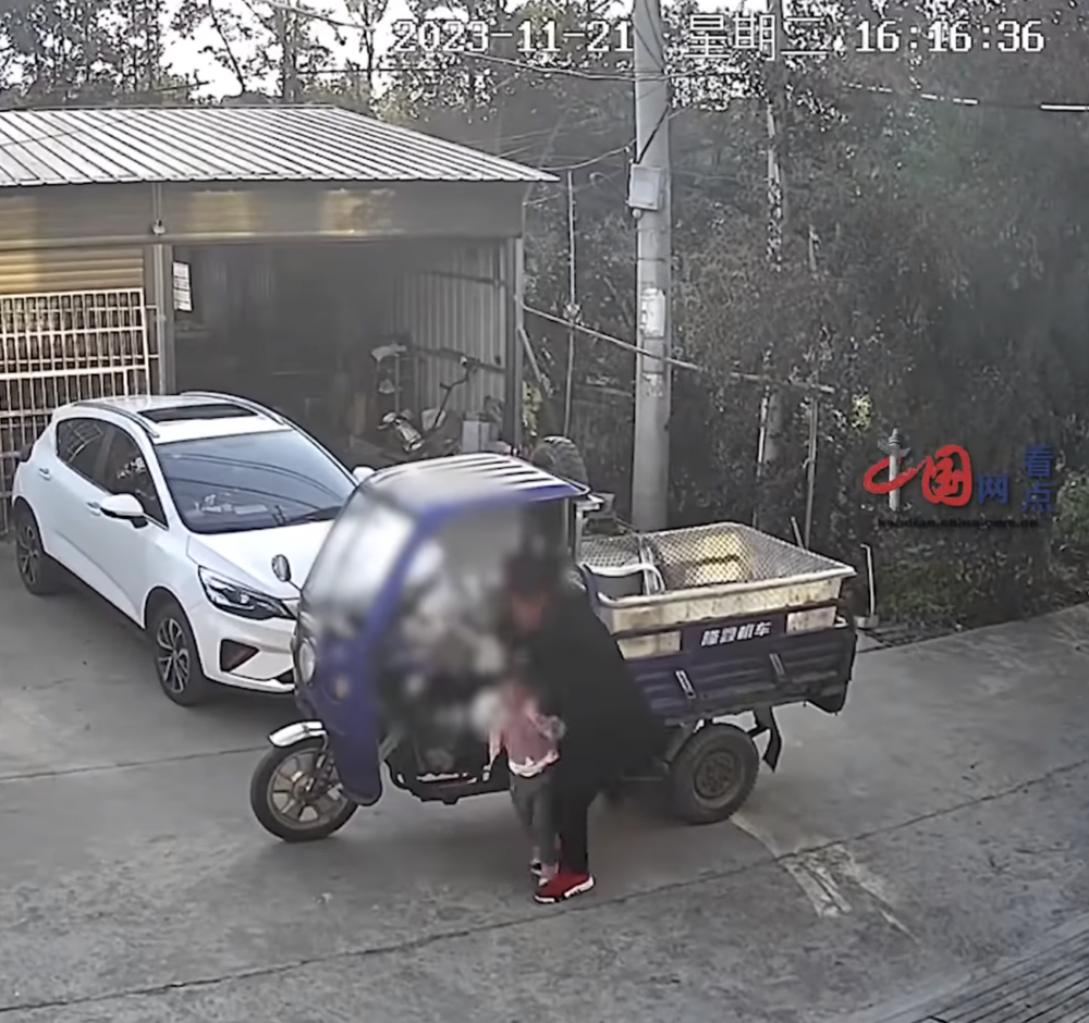 之後抱女孩下車