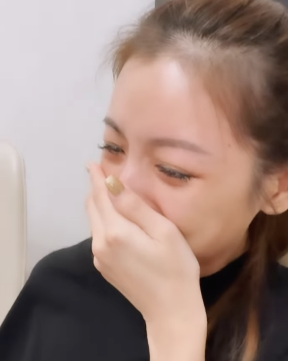 看了女兒的作文後，Reina捂嘴流淚。