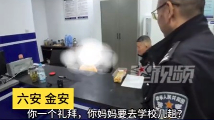 媽媽一氣之下將男孩送到警察局。