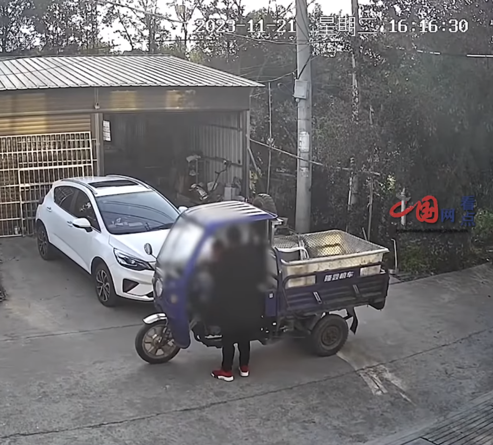 從監視器可見,爺爺接了一名女童回家