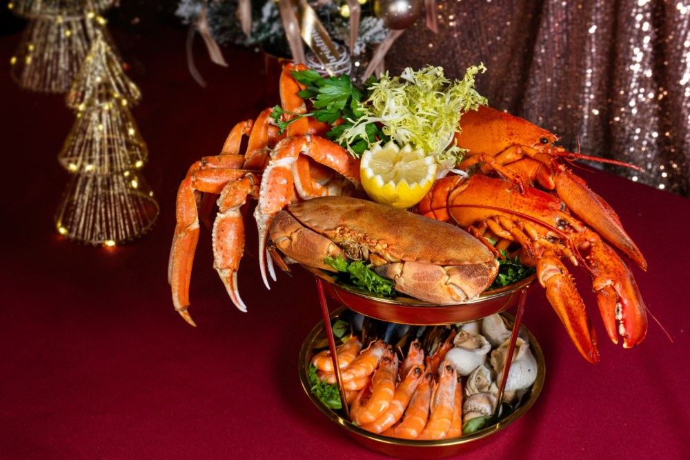 住宿優惠附送華麗盛宴雙人自助晚餐及雙人自助早餐 。