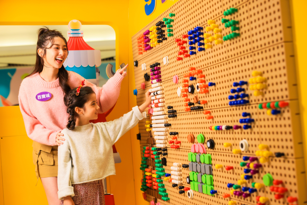 創意STEAM Wall，讓小朋友利用多種形狀、不同顏色和尺寸的幾何形狀釘子砌出心水圖案。