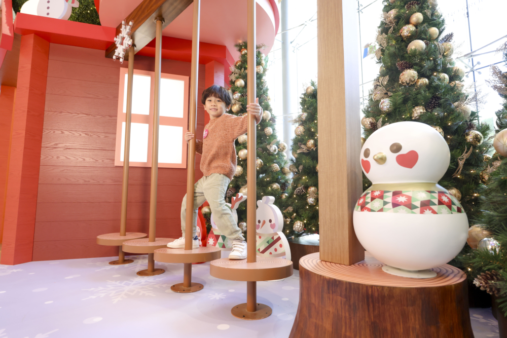 小朋友可以挑戰平衡木裝置。