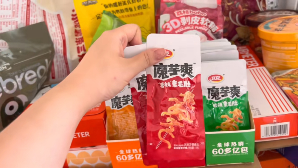 一款出產自內地的零食「魔芋爽」在香港、台灣掀起熱潮。