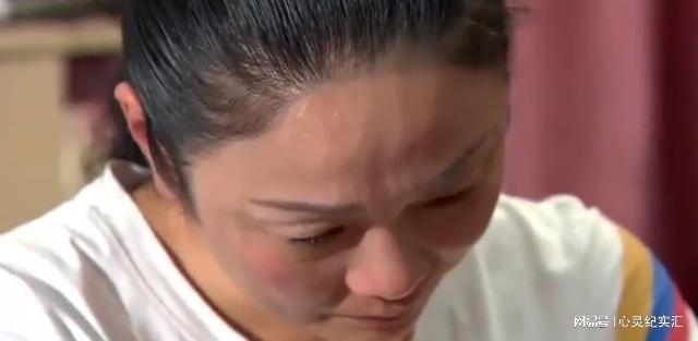 媽媽聽了女兒的話後低頭流淚。