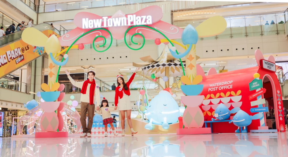 室內「超現實水滴聖誕樹」 。